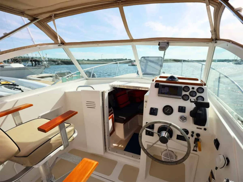 2003 Hunt Yachts Surfhunter 25 for sale -Helm station looking to port