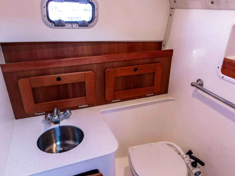2007 Hunt Yachts Surfhunter 29 for sale - Head and Vanity