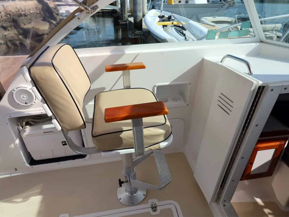 2003 Hunt Yachts Surfhunter 25 for sale - Companion chair , port side of helm area