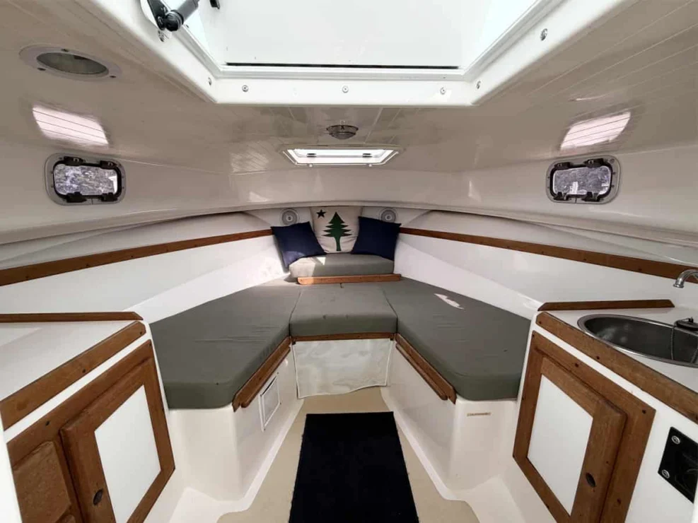 Hunt Yachts Surfhunter 25 Wahine view of cabin v-berth