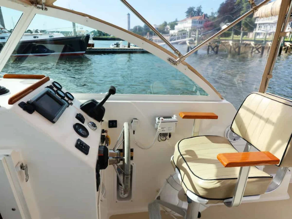 2003 Hunt Yachts Surfhunter 25 for sale -Helm area, starboard side, looking outboard