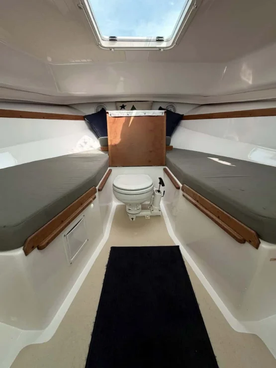 Hunt Yachts Surfhunter 25 Wahine view of head access