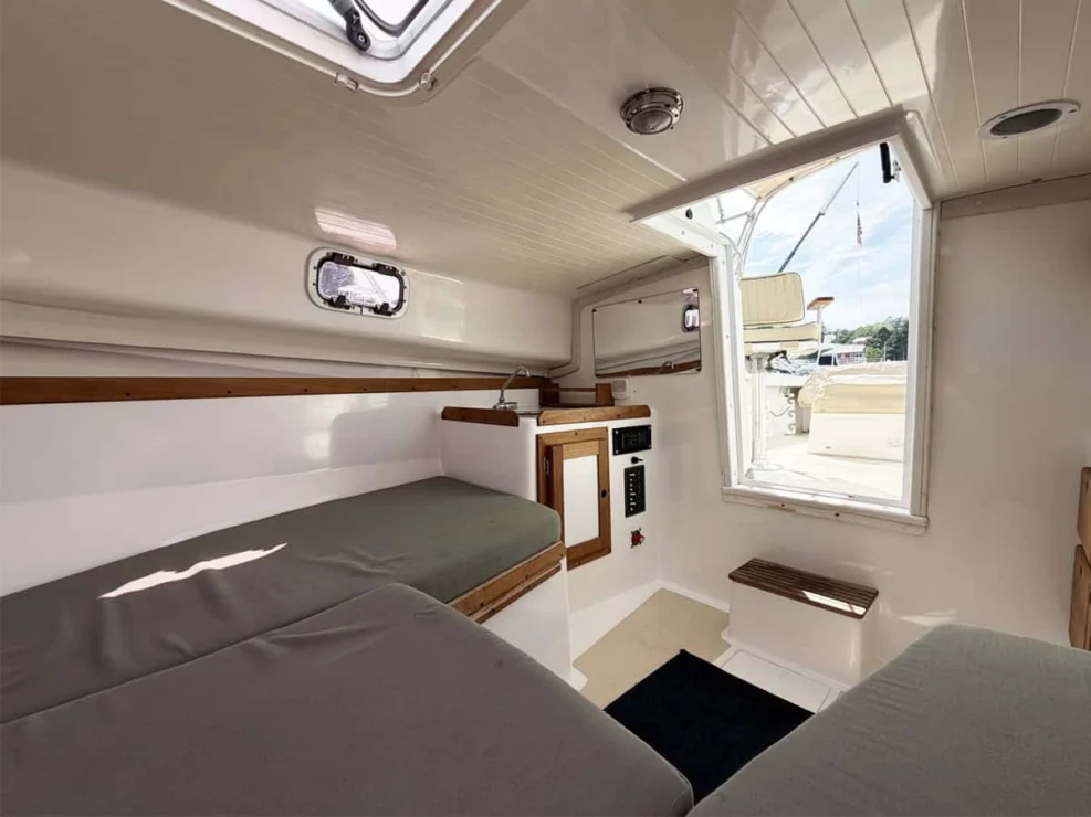 Hunt Yachts Surfhunter 25 Wahine view of cabin aft to starboard
