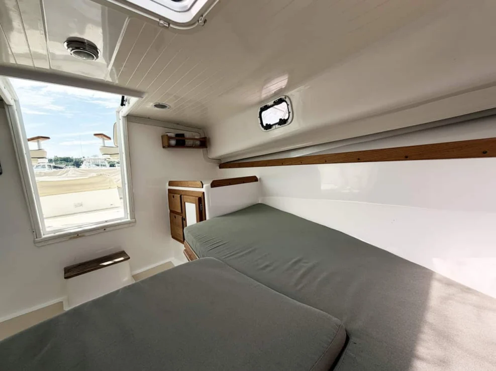 Hunt Yachts Surfhunter 25 Wahine view of cabin aft to port
