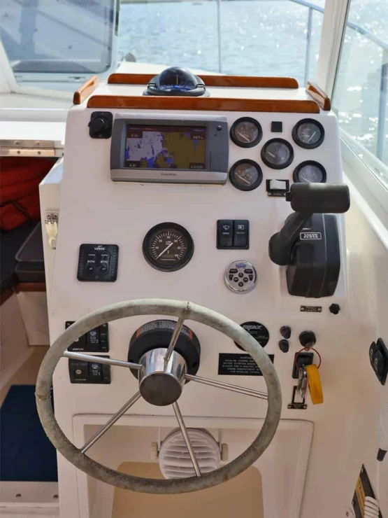 2003 Hunt Yachts Surfhunter 25 for sale - Helm with instruments