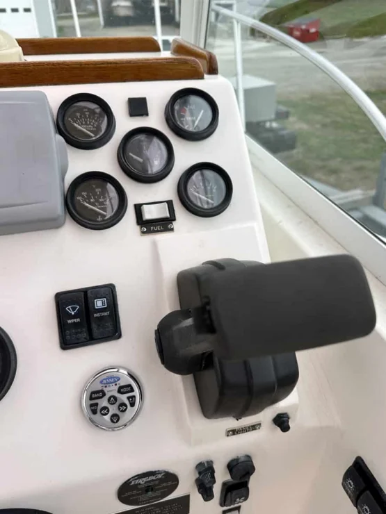 2003 Hunt Yachts Surfhunter 25 for sale - Helm controls at nav station