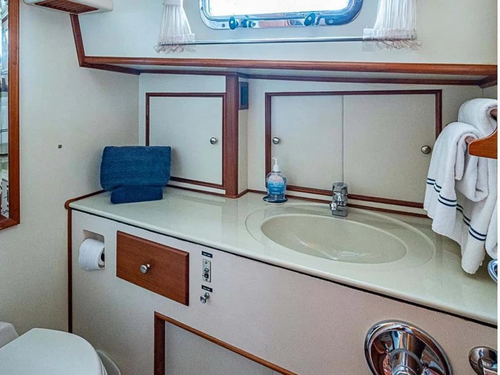 2001 Grand Banks Eastbay 46 Sweet head with vanity, mirror and sink.