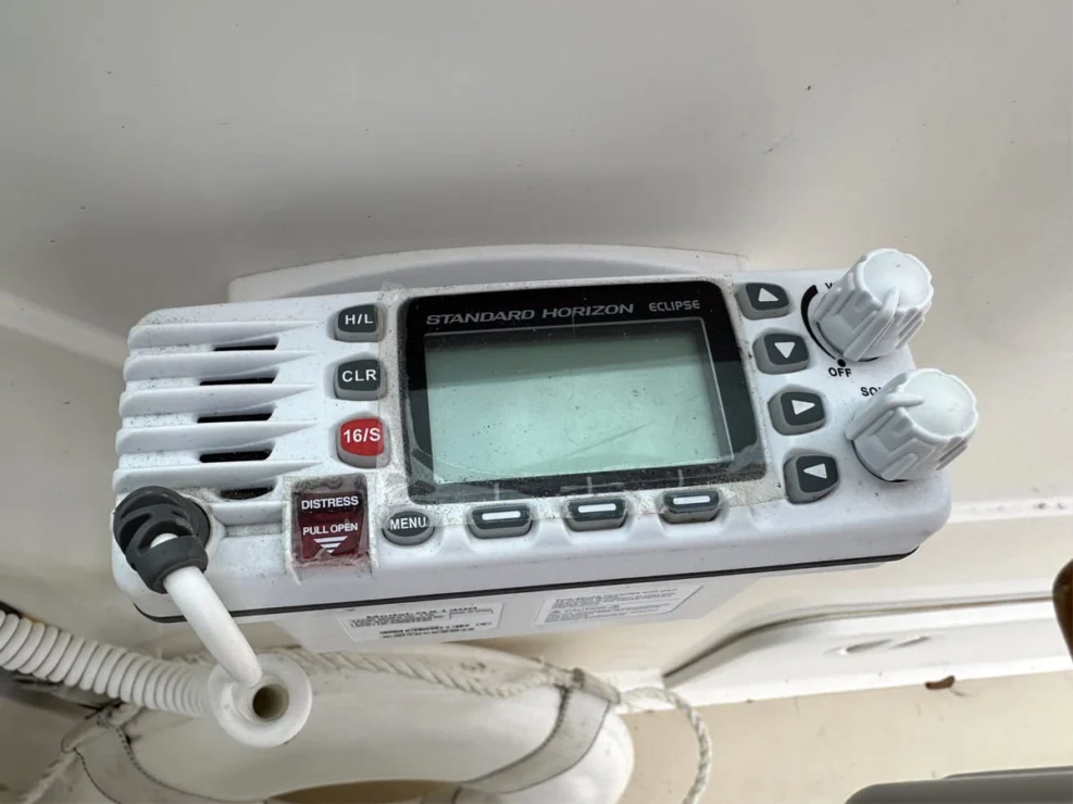 2003 Hunt Yachts Surfhunter 25 for sale - VHF at helm station