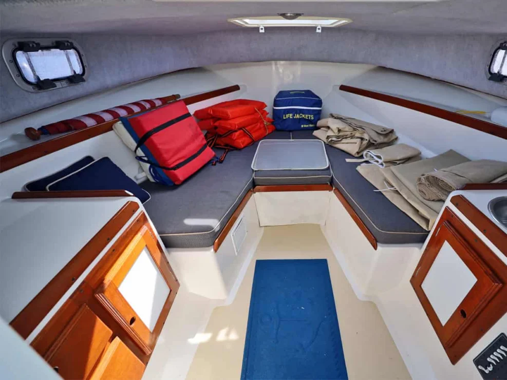 2003 Hunt Yachts Surfhunter 25 for sale - interior with v-berth