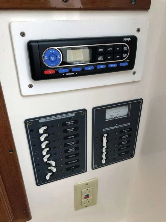 2003 Hunt Yachts Surfhunter 25 for sale - interior control panels detail