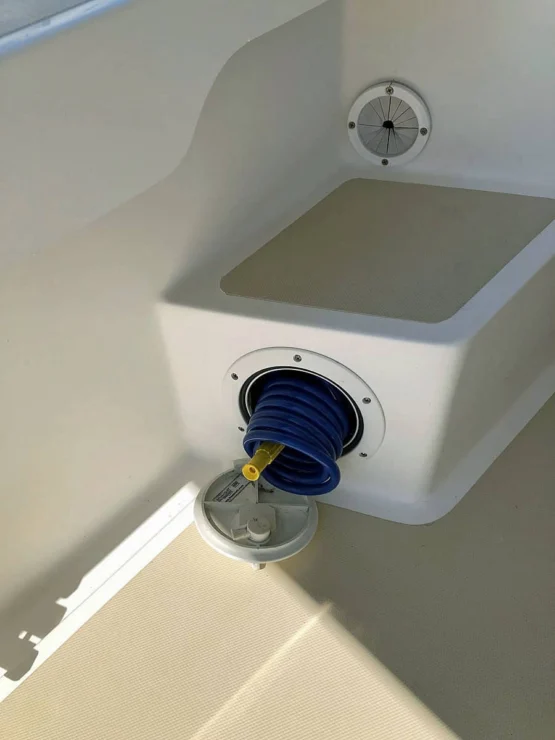 2003 Hunt Yachts Surfhunter 25 for sale -saltwater washdown outlet in cockpit