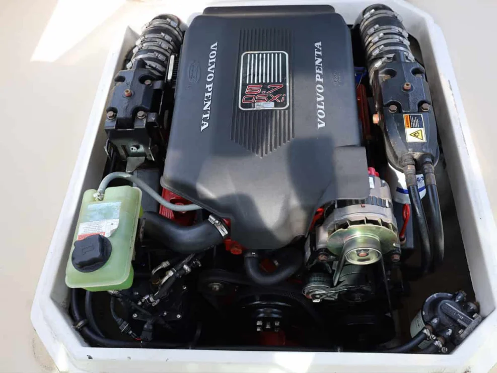 2003 Hunt Yachts Surfhunter 25 for sale - view of engine