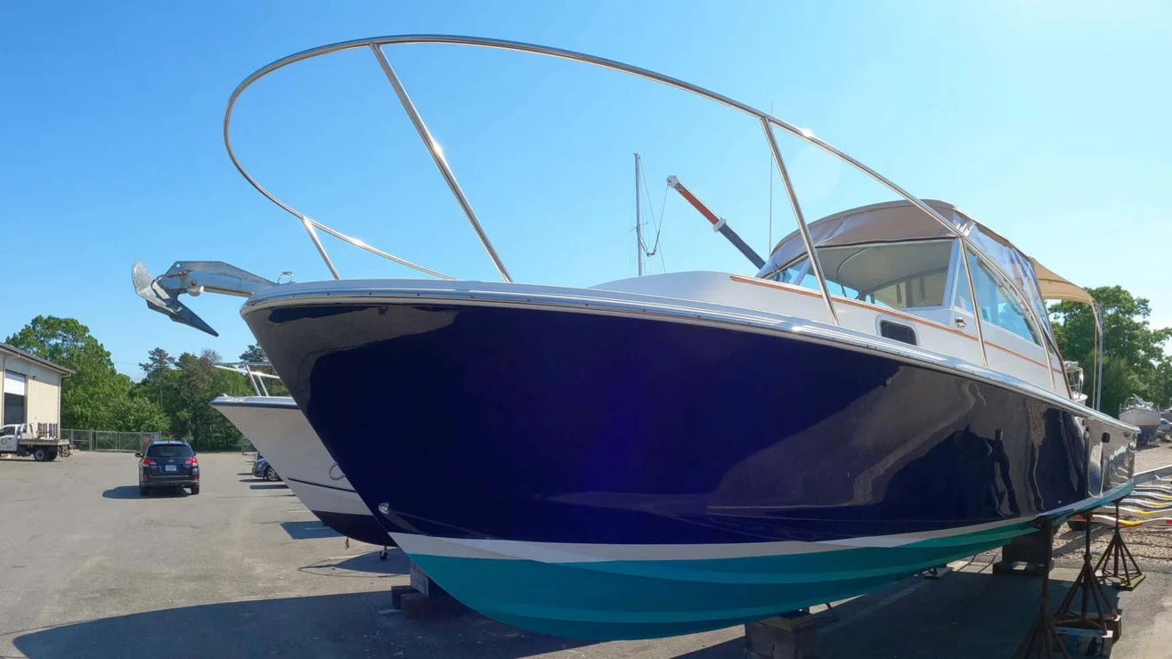 2003 Hunt Yachts Surfhunter 25 for sale - bow flair and bow rail