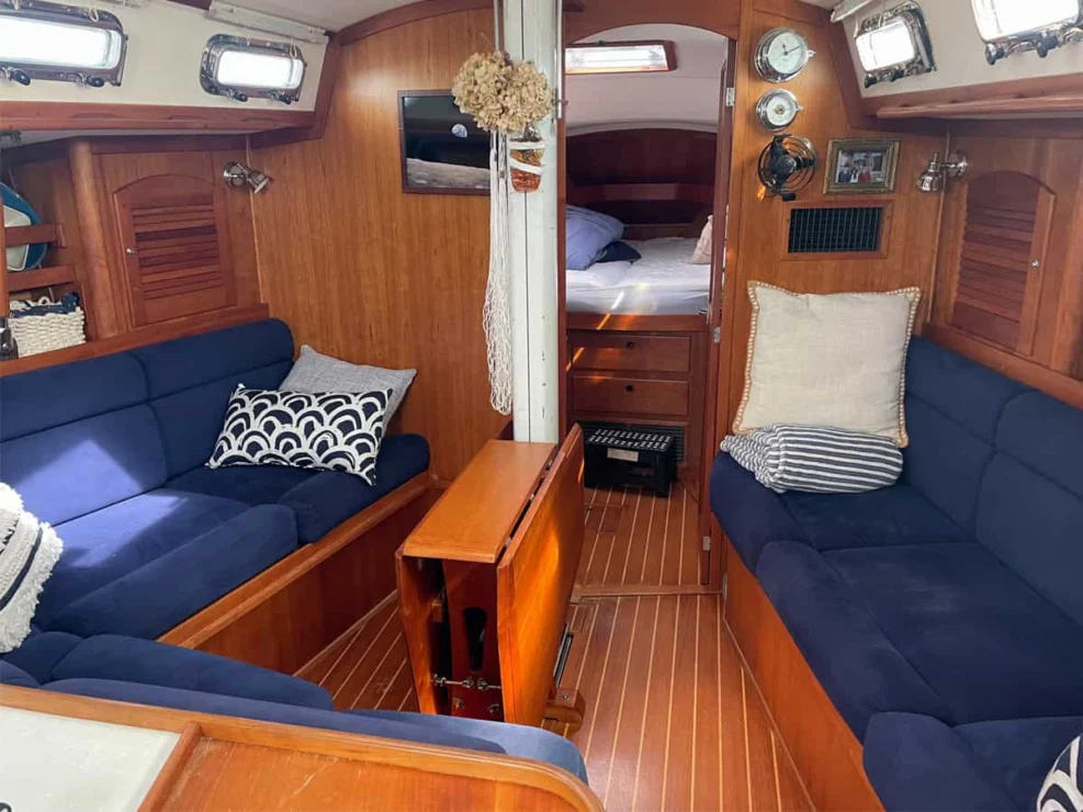2002 Sabre 402, salon looking forward.