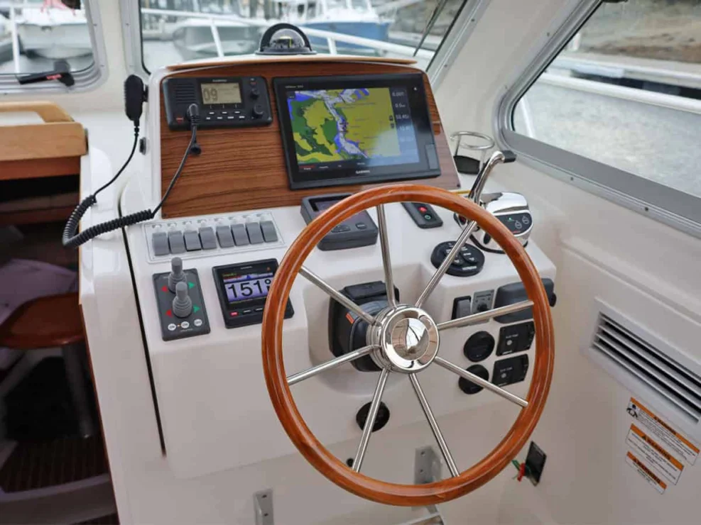 Image of 2016 Back Cove 30 REVERIE's helm and steering wheel.