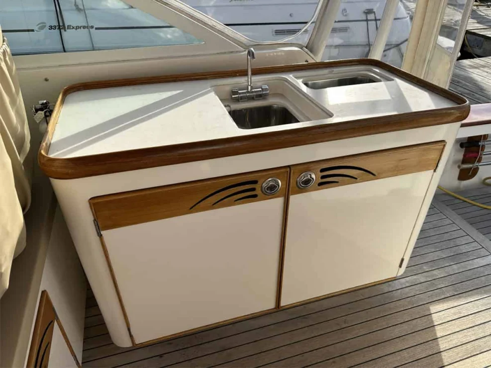 2003 Hunt Yachts Harrier 36, wet bar.