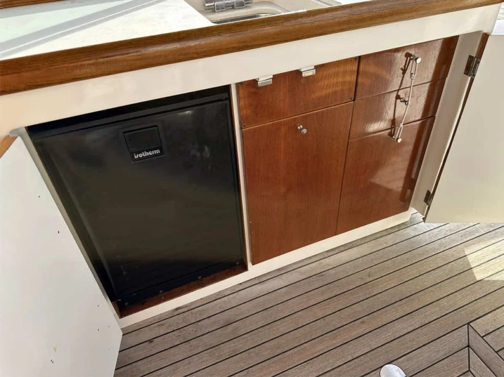 2003 Hunt Yachts Harrier 36, wet bar regrigerator.