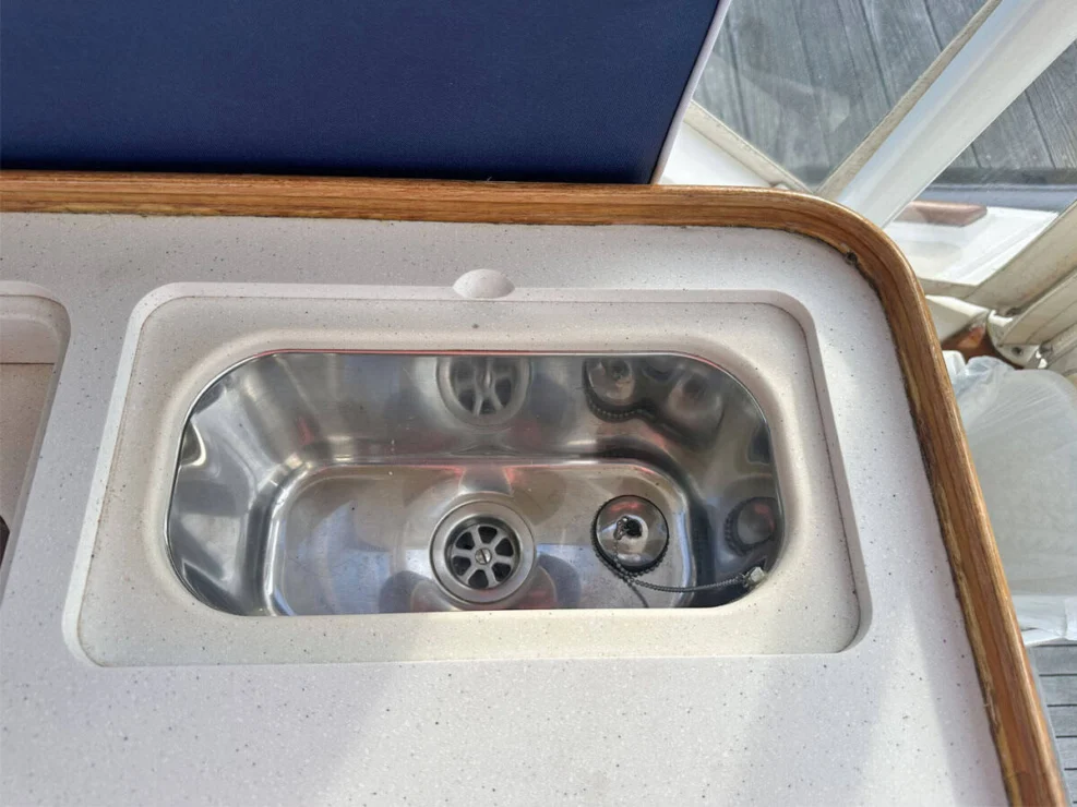 2003 Hunt Yachts Harrier 36, wet bar sink.