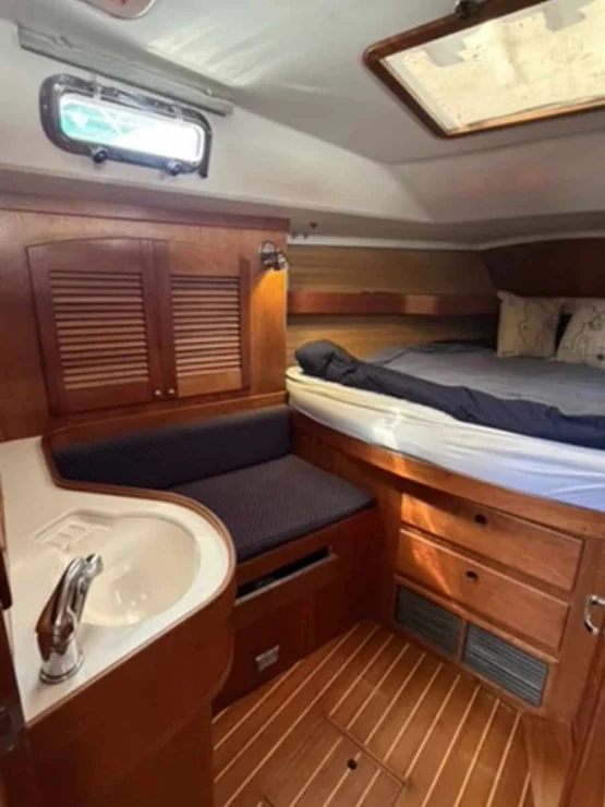2002 Sabre 402, primary cabin to port.