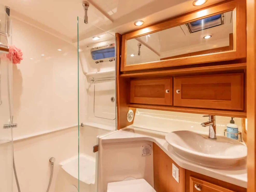 Sabre 45, Salt Therapy, view of guest head and shower.