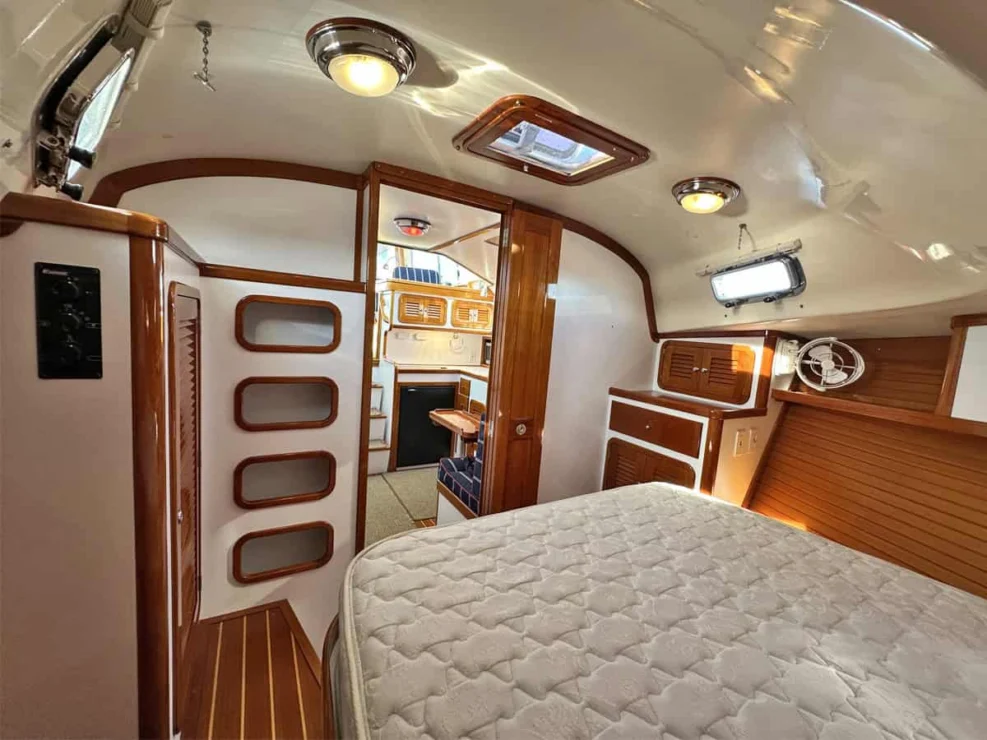 Image of Bruckmann Bluestar 37 REPETE, view of cabin looking aft.
