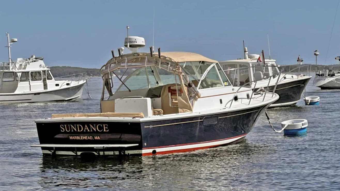 2005 Hunt Yachts Surfhunter 29 on a mooring.