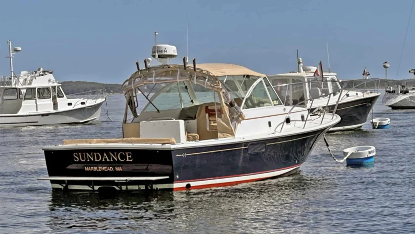 2005 Hunt Yachts Surfhunter 29 on a mooring.