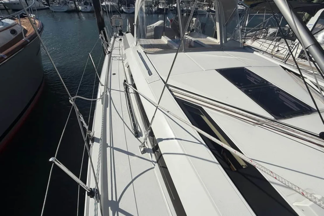 Beneteau Oceanis 51, deck looking aft.