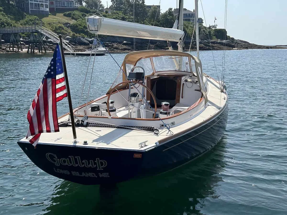 Alerion 33, view from the stern on a mooring.
