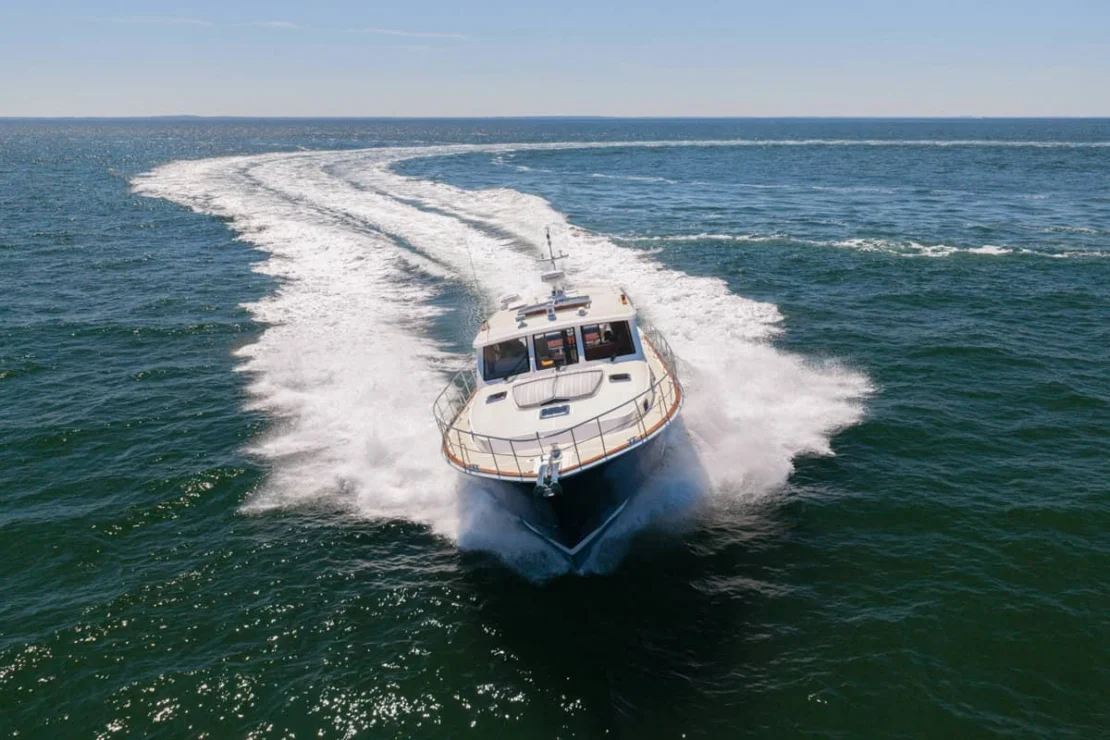Grand Banks Eastbay 50, high speed turning.