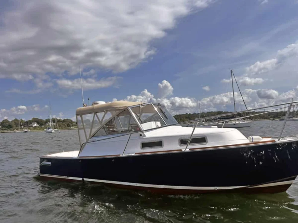 2000 Legacy 28 Express starboard beam view on the water.