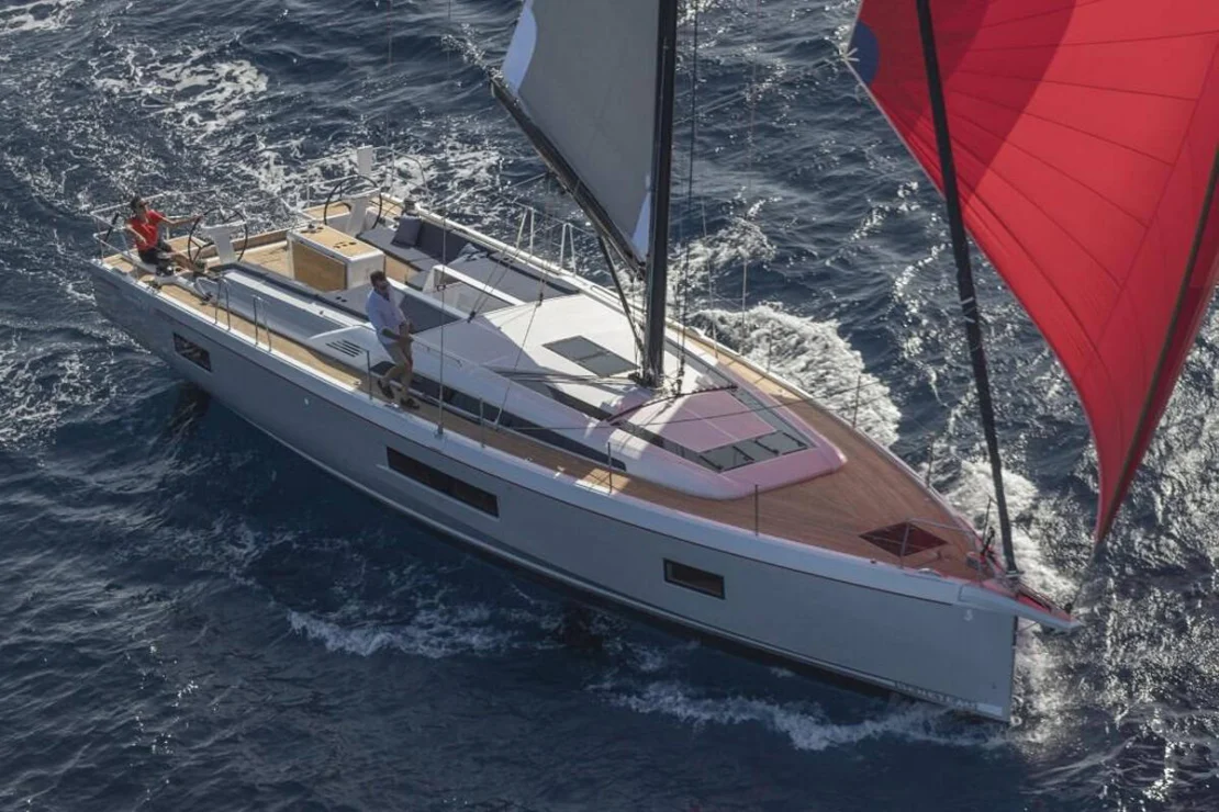 Beneteau Oceanis 51, sailing birdseye view from bow.