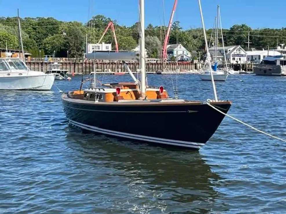 2006 Morris 36, bow starboard view.