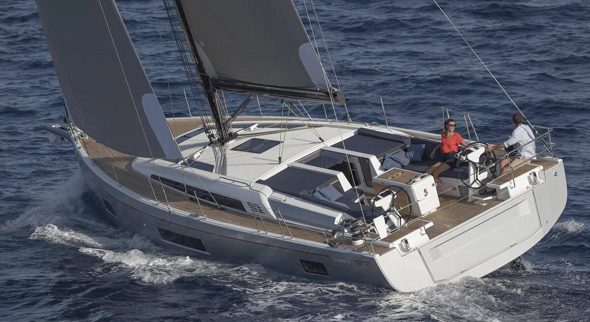 Beneteau Oceanis 51, sailing view from stern.