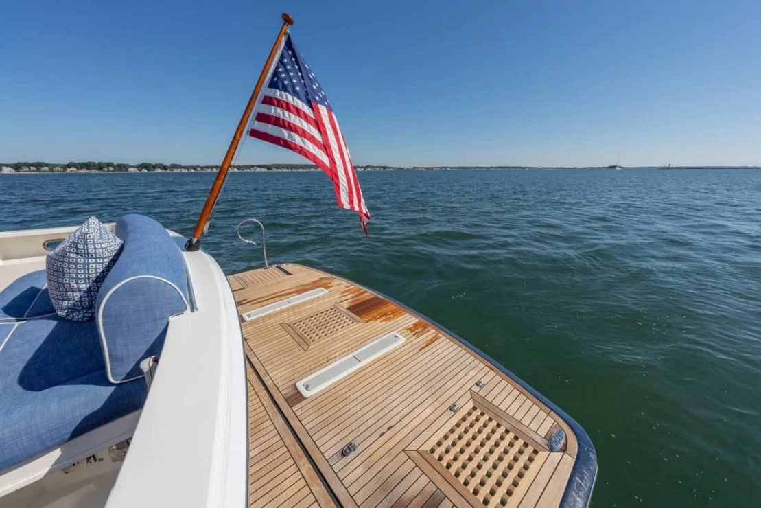 Grand Banks Eastbay 50, hydraulic swim platform.