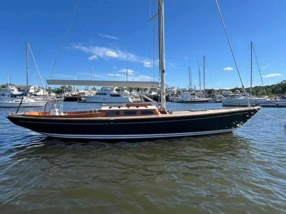 2006 Morris 36, starboard profile.