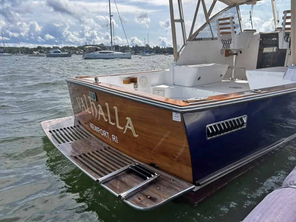 2000 Legacy 28 Express detail view of transom and swim platform.