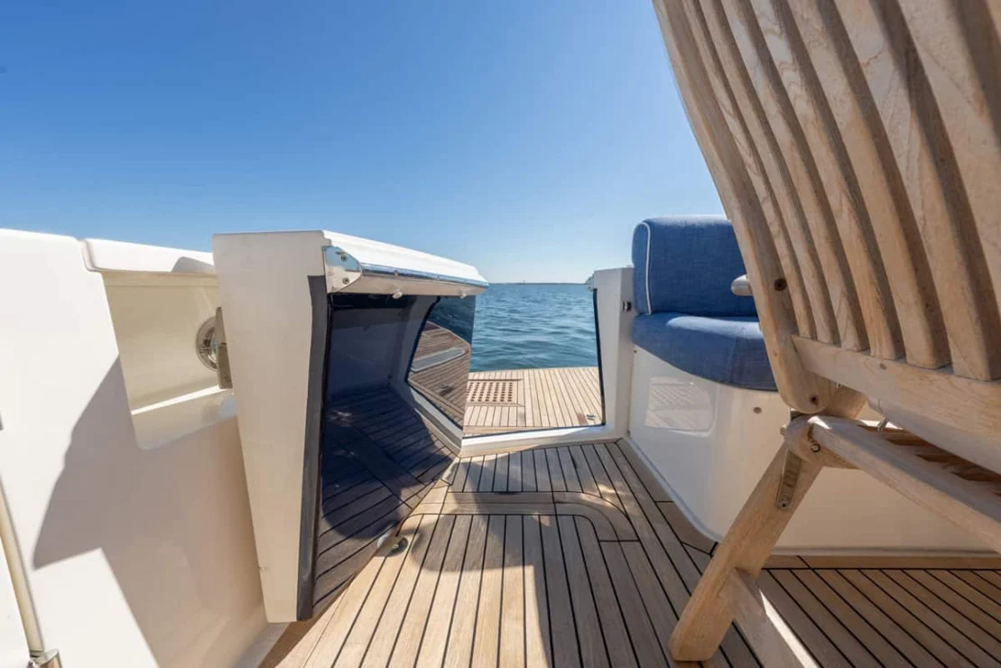 Grand Banks Eastbay 50, walk through transom.