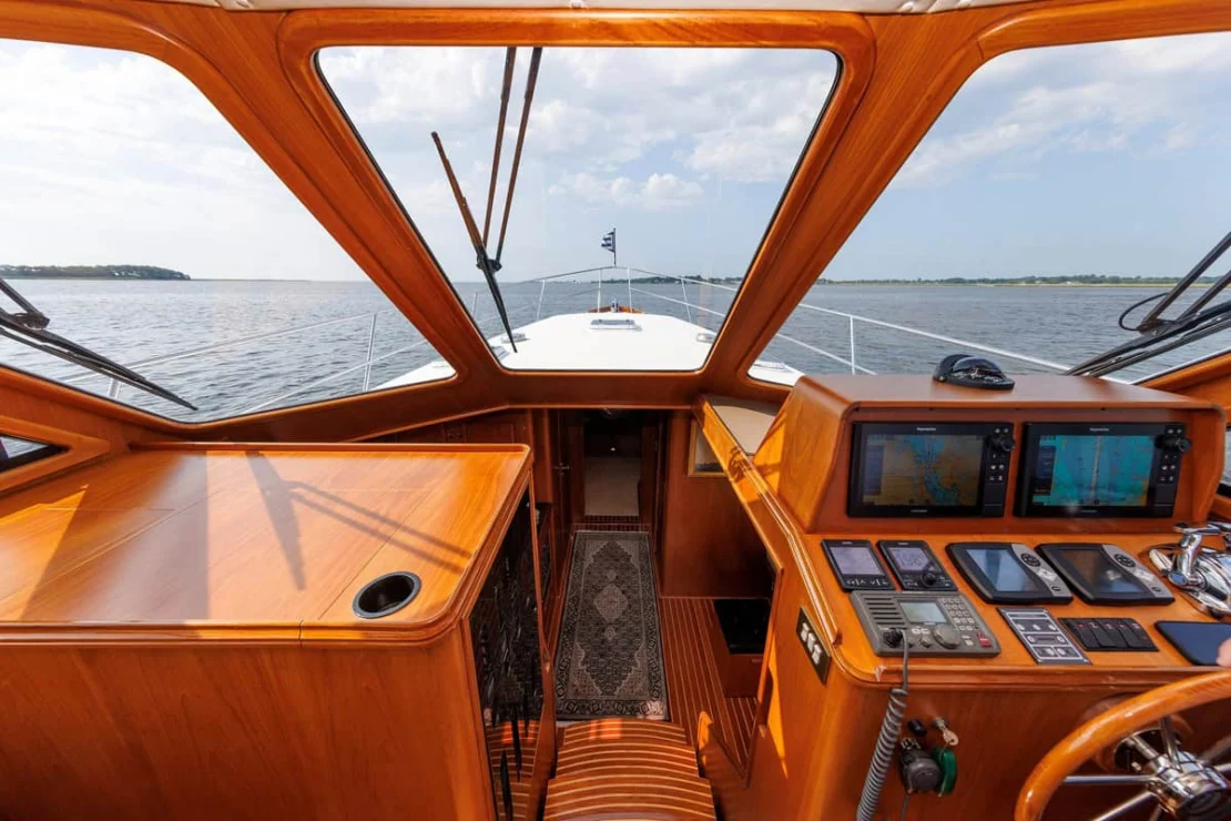 2008 Aden 52 Salon Express, pilot house windshield.