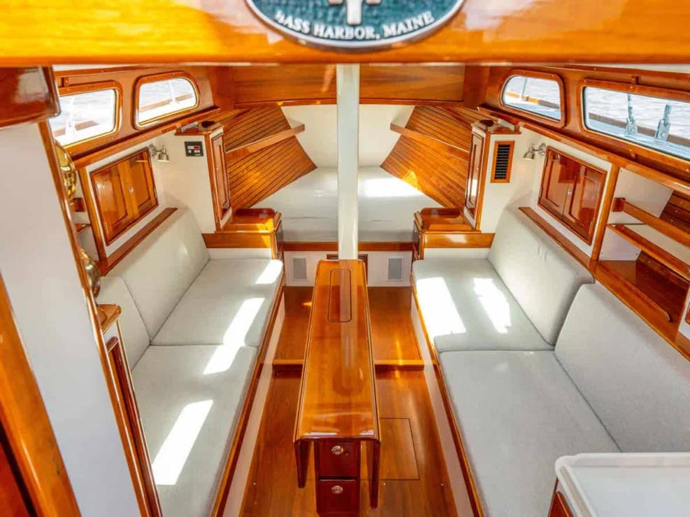 2008 Morris M42, main salon.