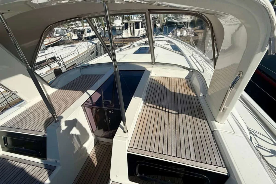 Beneteau Oceanis 51, deck and companionway.
