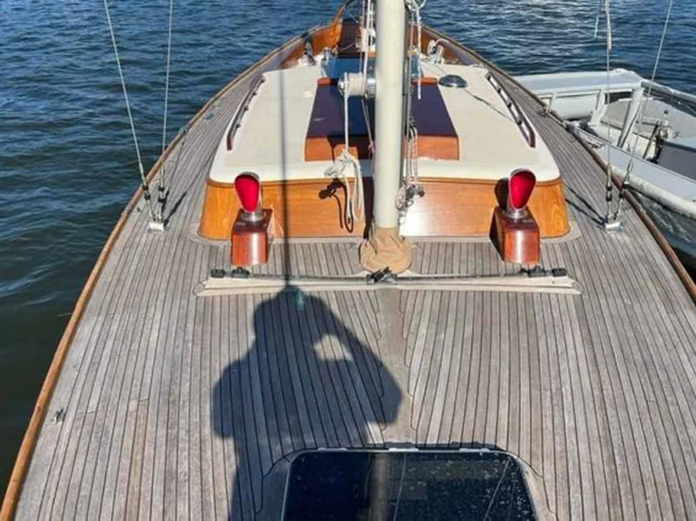 2006 Morris 36, aft from bow.