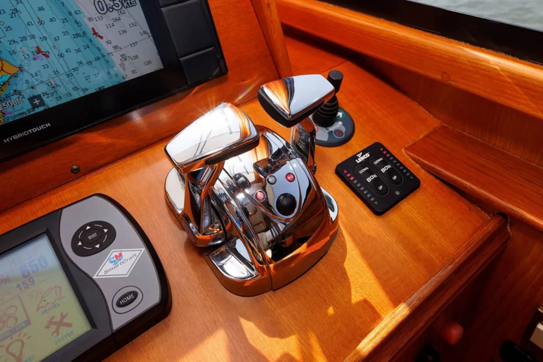 2008 Aden 52 Salon Express, throttle.