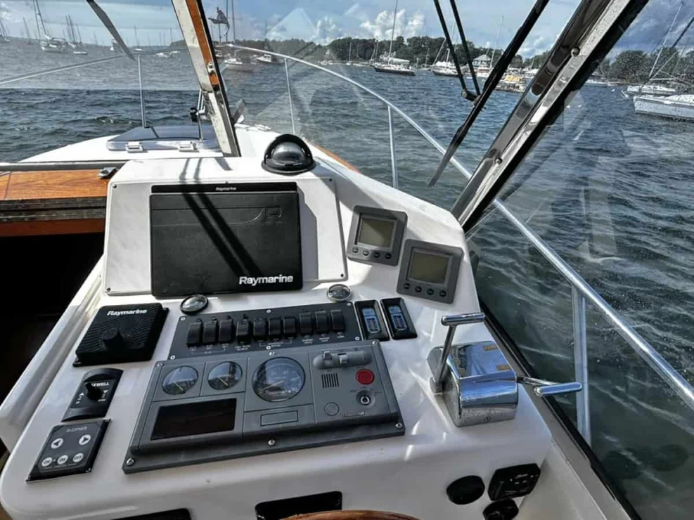 2000 Legacy 28 Express helm station detail.