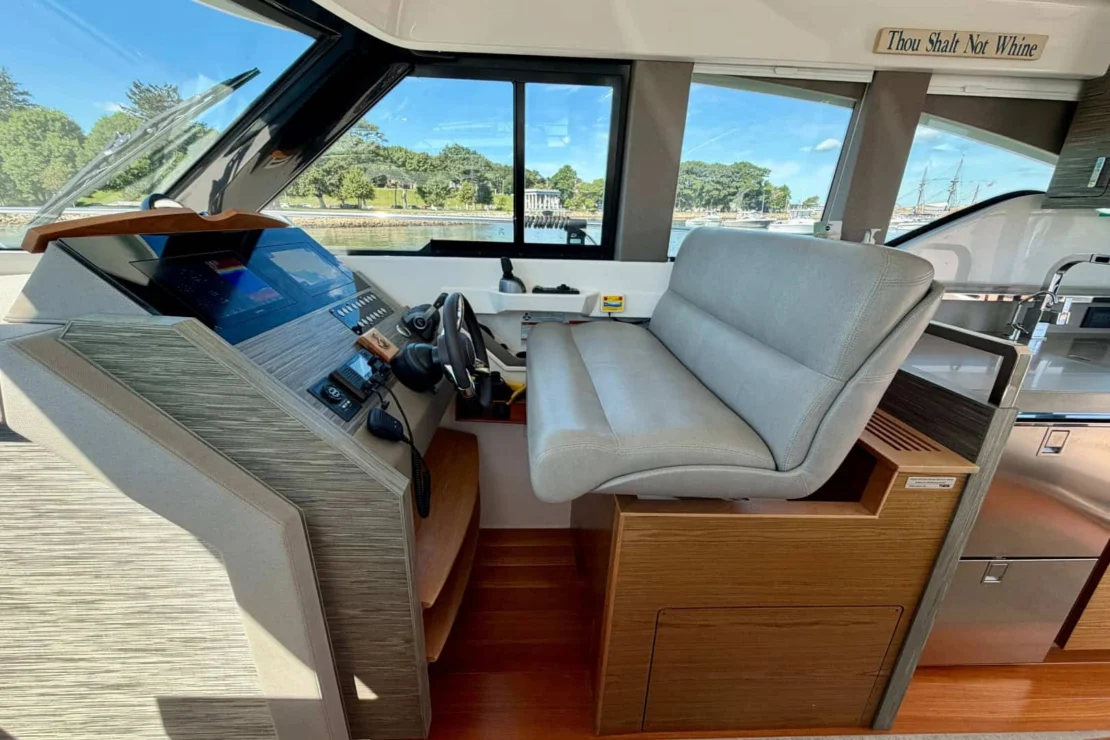2020 Tiara C39 Coupe, helm seat.