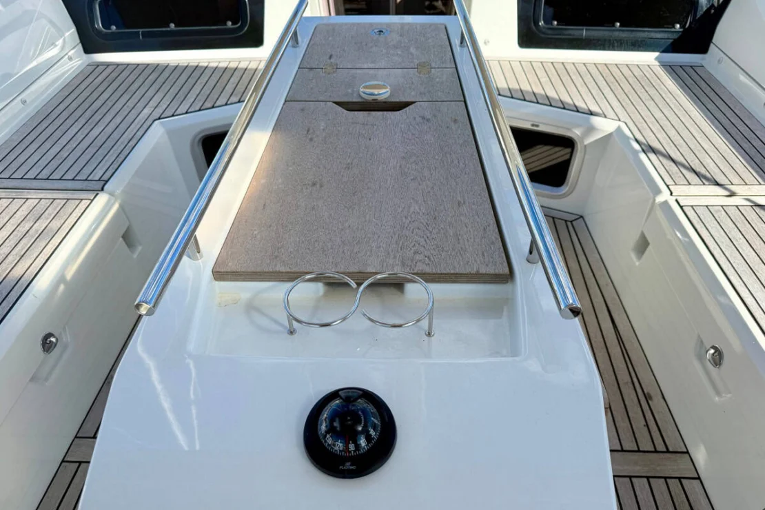 Beneteau Oceanis 51, cockpit table.