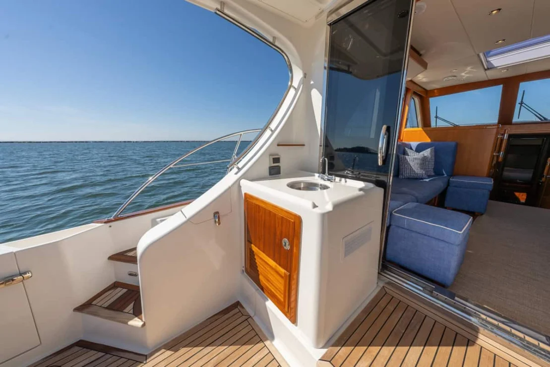 Grand Banks Eastbay 50, amenity icemaker.