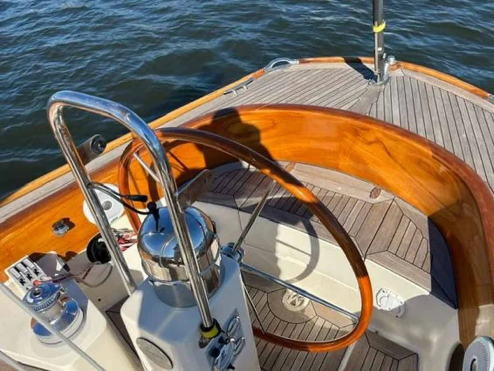 2006 Morris 36, helm and helm seat.