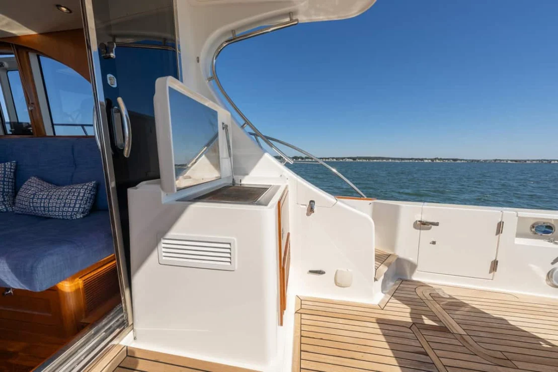 Grand Banks Eastbay 50, grill.