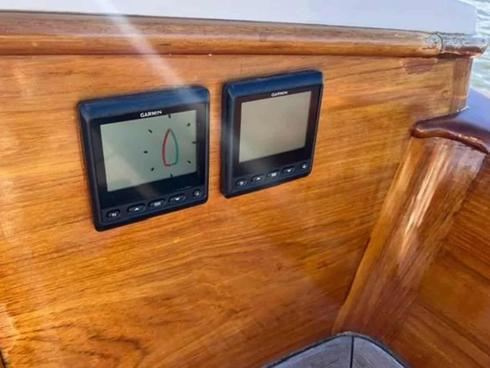 2006 Morris 36, instruments.